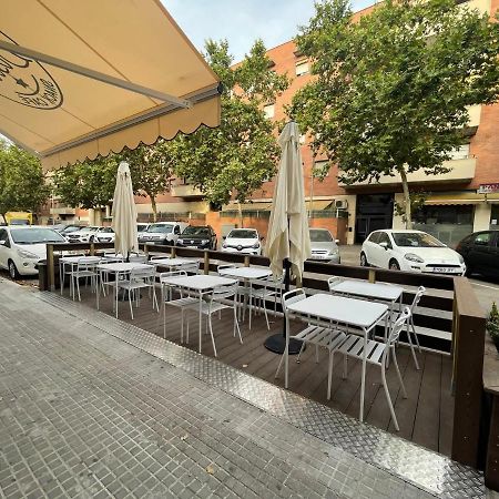 Hostal Restaurante Avenida De Madrid Terrassa Exterior foto