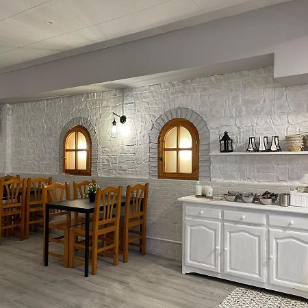 Hostal Restaurante Avenida De Madrid Terrassa Exterior foto