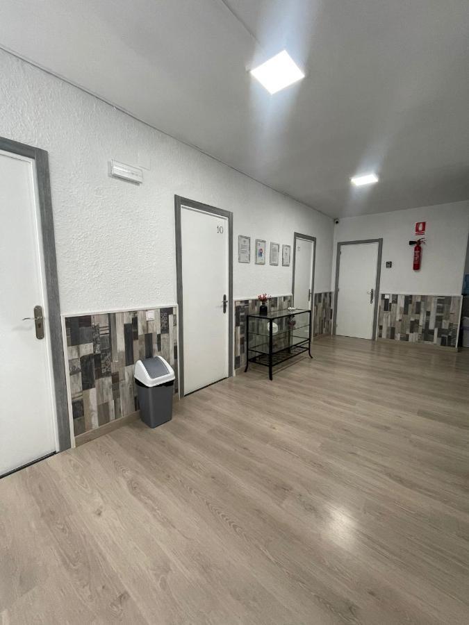 Hostal Restaurante Avenida De Madrid Terrassa Exterior foto