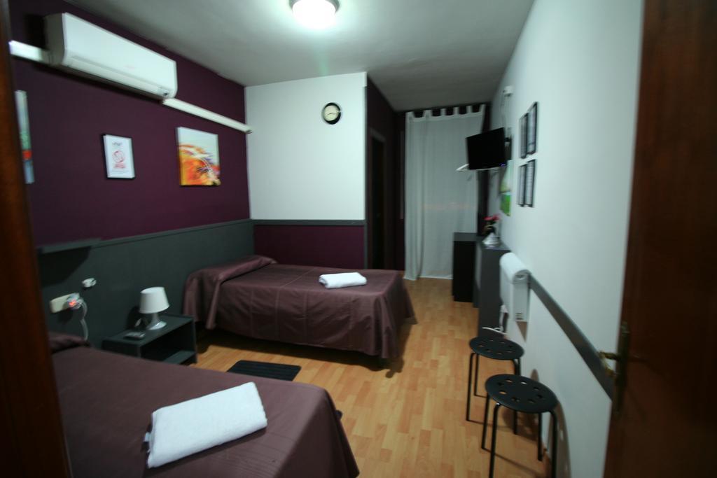 Hostal Restaurante Avenida De Madrid Terrassa Exterior foto