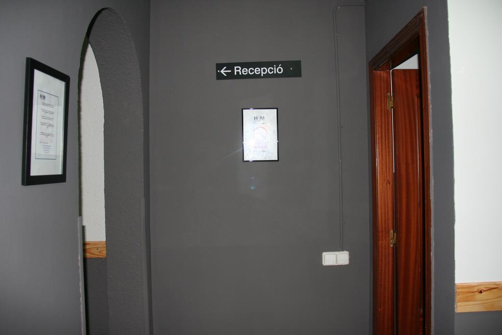 Hostal Restaurante Avenida De Madrid Terrassa Exterior foto