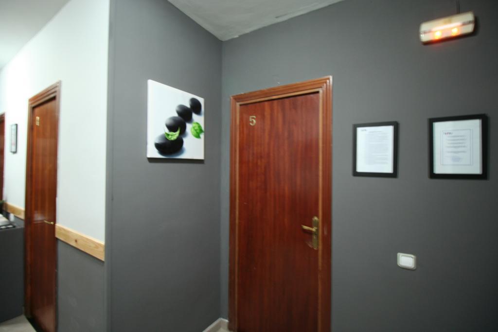 Hostal Restaurante Avenida De Madrid Terrassa Exterior foto