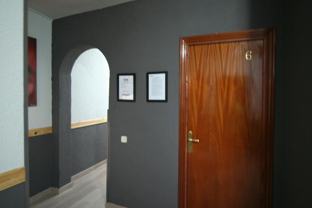 Hostal Restaurante Avenida De Madrid Terrassa Exterior foto