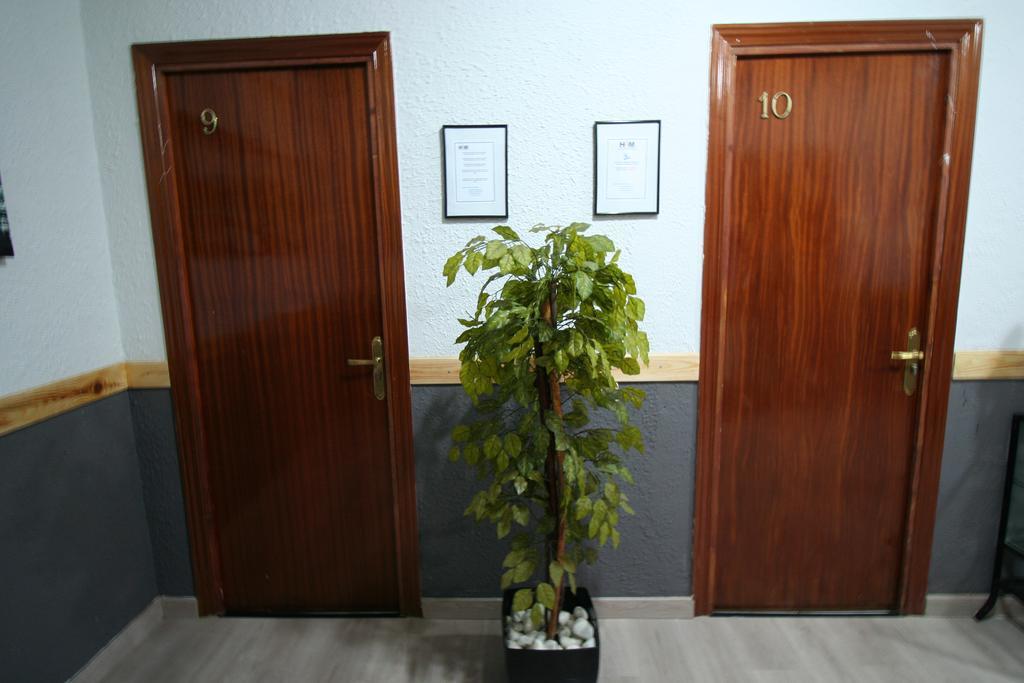 Hostal Restaurante Avenida De Madrid Terrassa Exterior foto