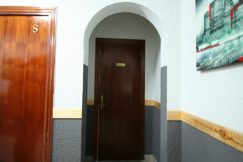 Hostal Restaurante Avenida De Madrid Terrassa Exterior foto