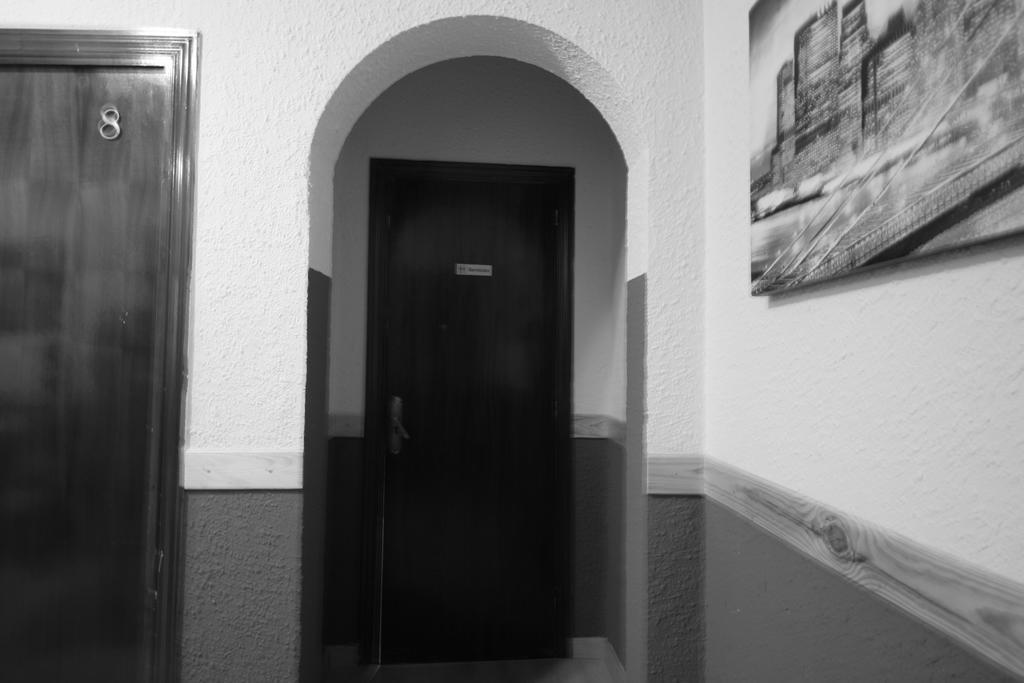 Hostal Restaurante Avenida De Madrid Terrassa Exterior foto