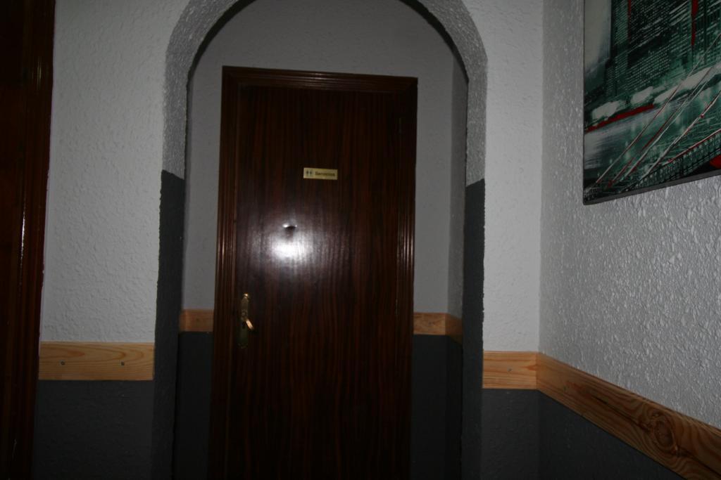 Hostal Restaurante Avenida De Madrid Terrassa Exterior foto