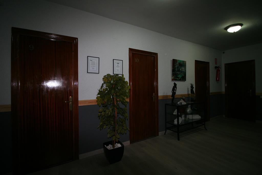 Hostal Restaurante Avenida De Madrid Terrassa Exterior foto
