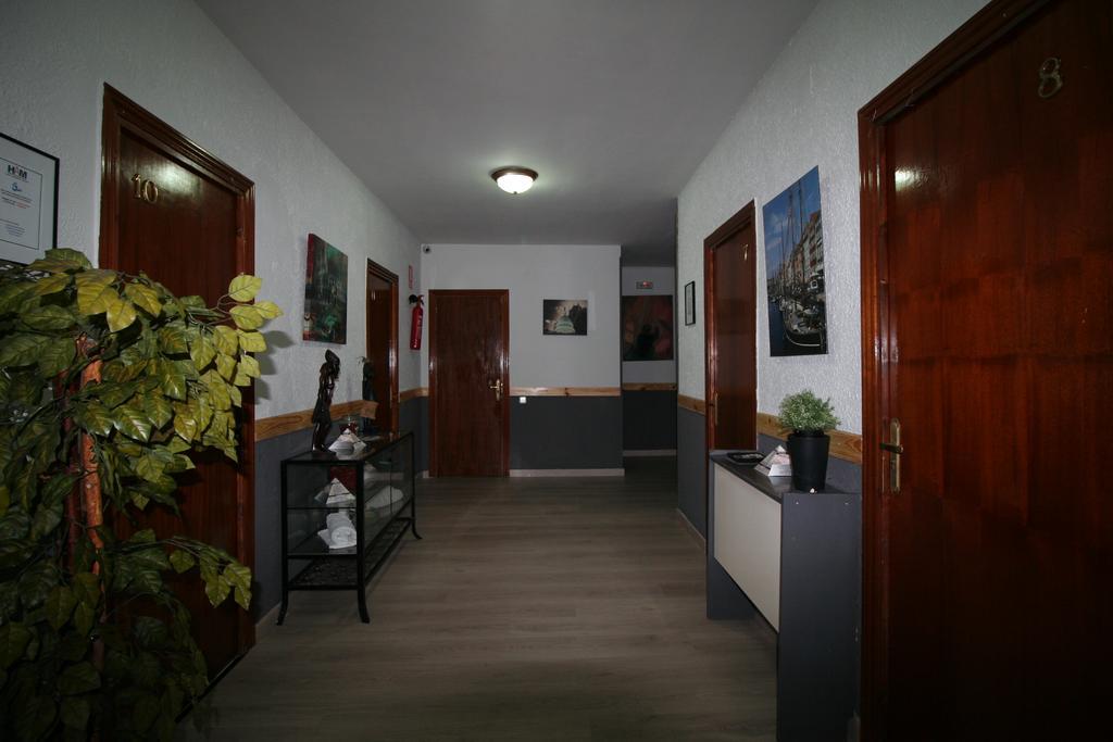 Hostal Restaurante Avenida De Madrid Terrassa Exterior foto
