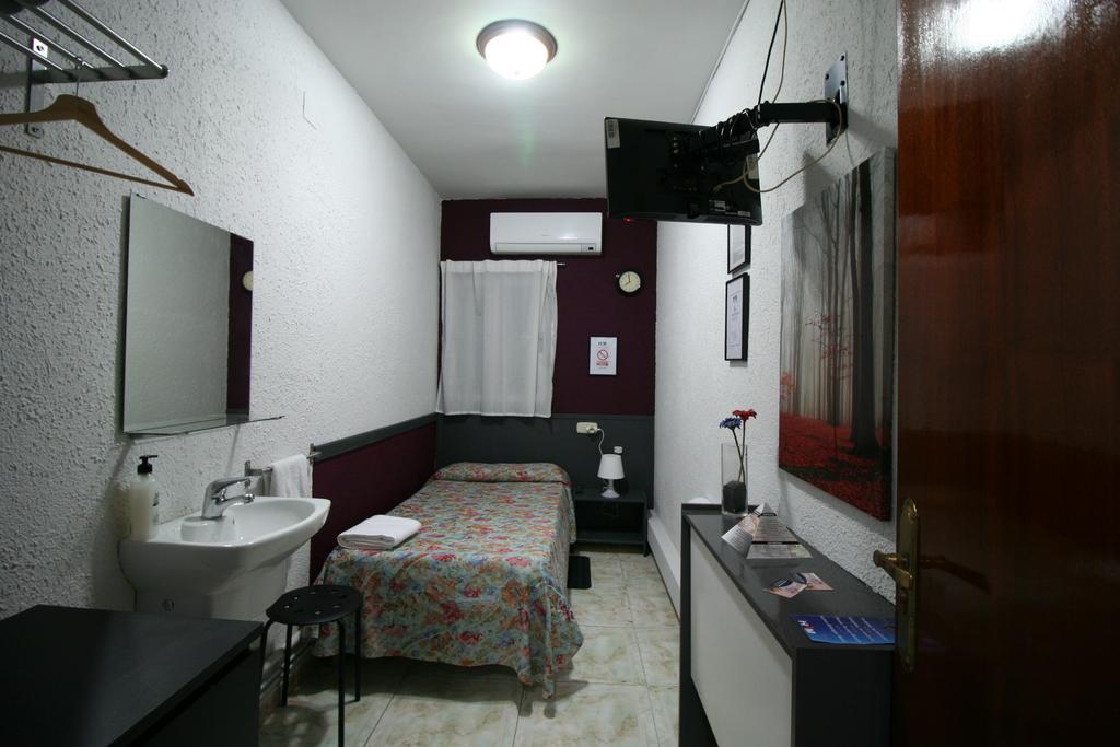 Hostal Restaurante Avenida De Madrid Terrassa Quarto foto