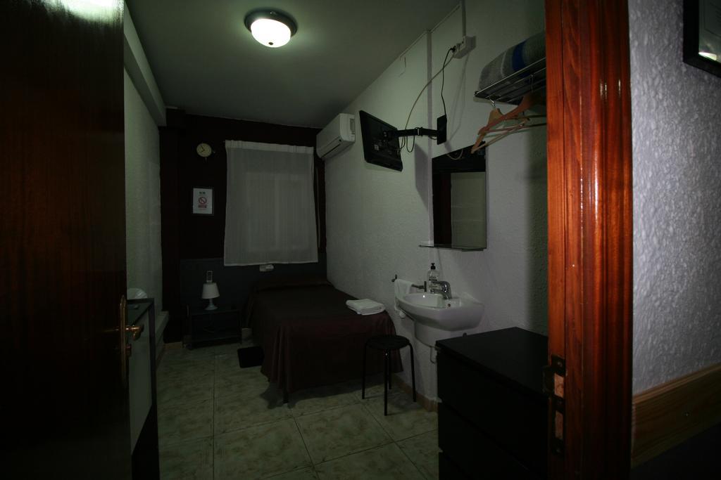 Hostal Restaurante Avenida De Madrid Terrassa Quarto foto